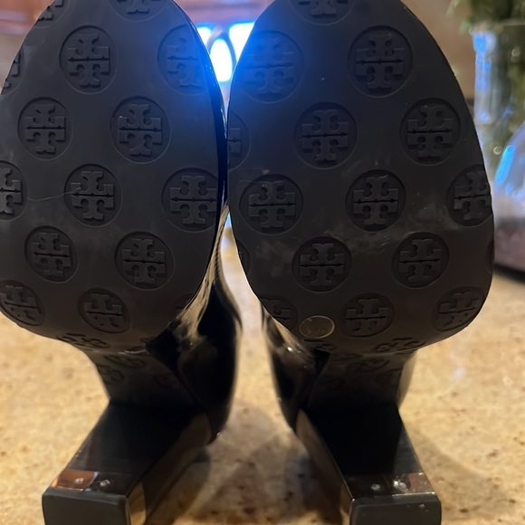 Tory Burch Black Patent Leather pumps - Picture 6 of 6